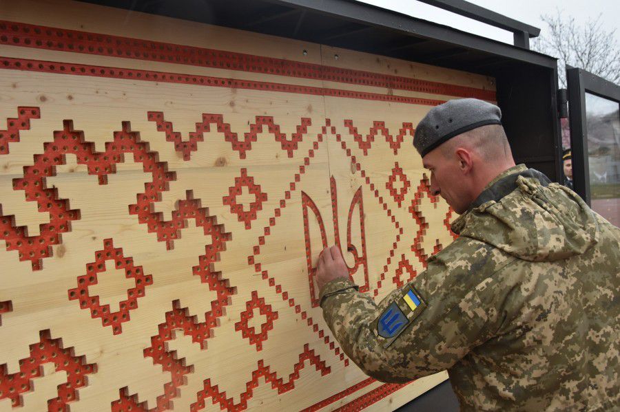 Бійцям надають право "вишити хрестик" на вишиванці, заклавши в гільзу своє побажання наступним поколінням