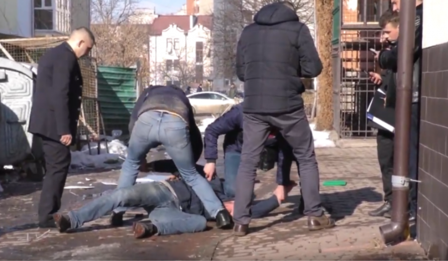 Під час затримання "стрілок" вихопив з-під куртки предмет, схожий на &ldquo;мачете&rdquo;, та з розвороту нані