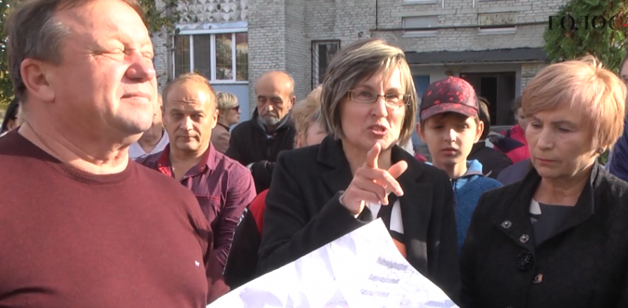 Власник ТОВ &laquo;Добробуд-плюс&raquo; Володимир Кузик (зліва) є депутатом Калуської міської ради. Він був присутнім на