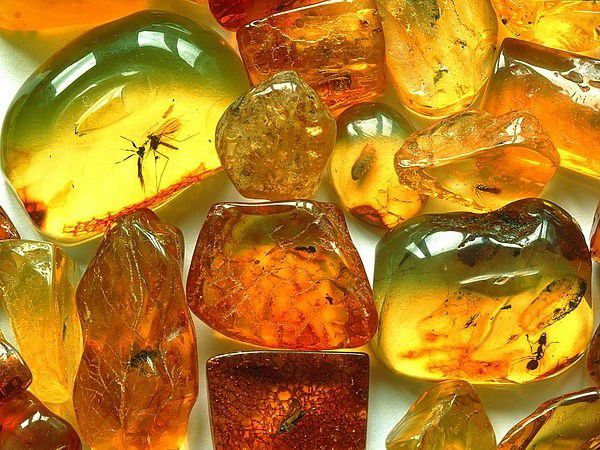 Ілюстрація. Коштовне каміння заховали у вогнегасник