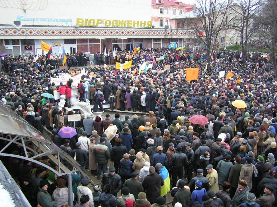 Калушани після першого туру президентських виборів вийшли на підтримку Віктора Ющенка | Фото: Володимир Швадчак