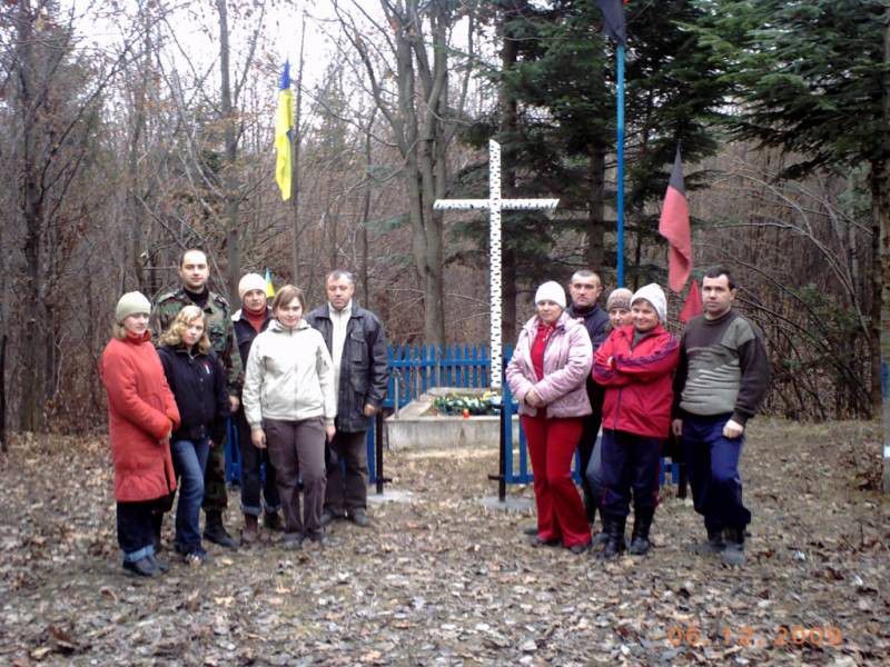 Символічну могилу упорядкували та встановили пам&rsquo;ятний хрест. 