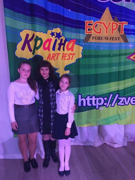 Олеся Франко з юними піаністками Боженою Ригою та Олександрою Остапчук