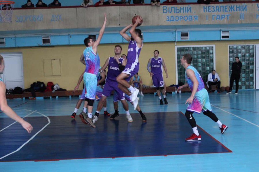 Атакує калушанин Андрій Наявко | Фото: Денис Поворознюк