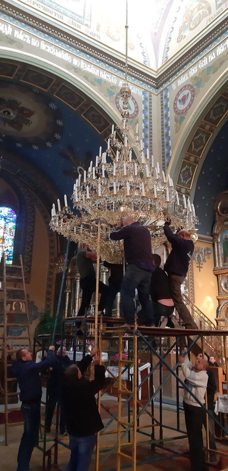 Особливо вражає п'ятиярусна з підсвічуванням центральна церковна люстра "Панікадило" на 105 "електро