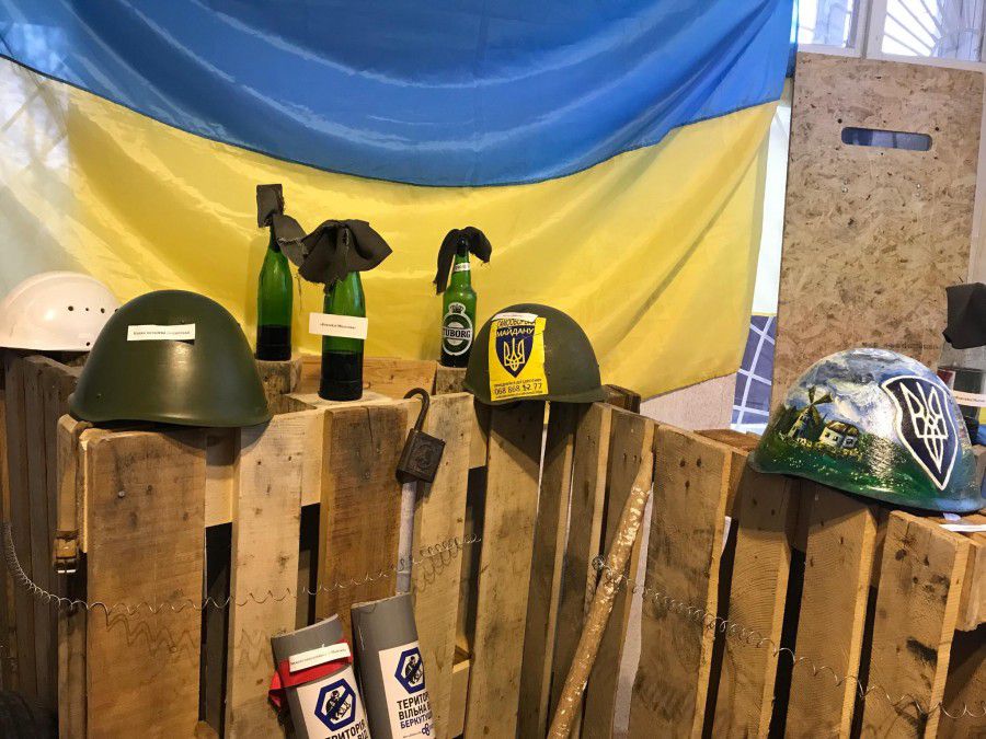 Експонатами виставки стали речі, які приносили калушани, учасники Революції Гідності