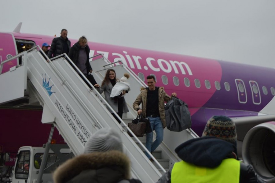 щоденно співробітники Держприкордонслужби у пункті пропуску &laquo;Львів-авіа&raquo; оформляють близько 6-7 тисяч пасажи