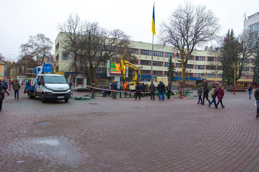 Комунальники почали монтувати новорічну ялинку