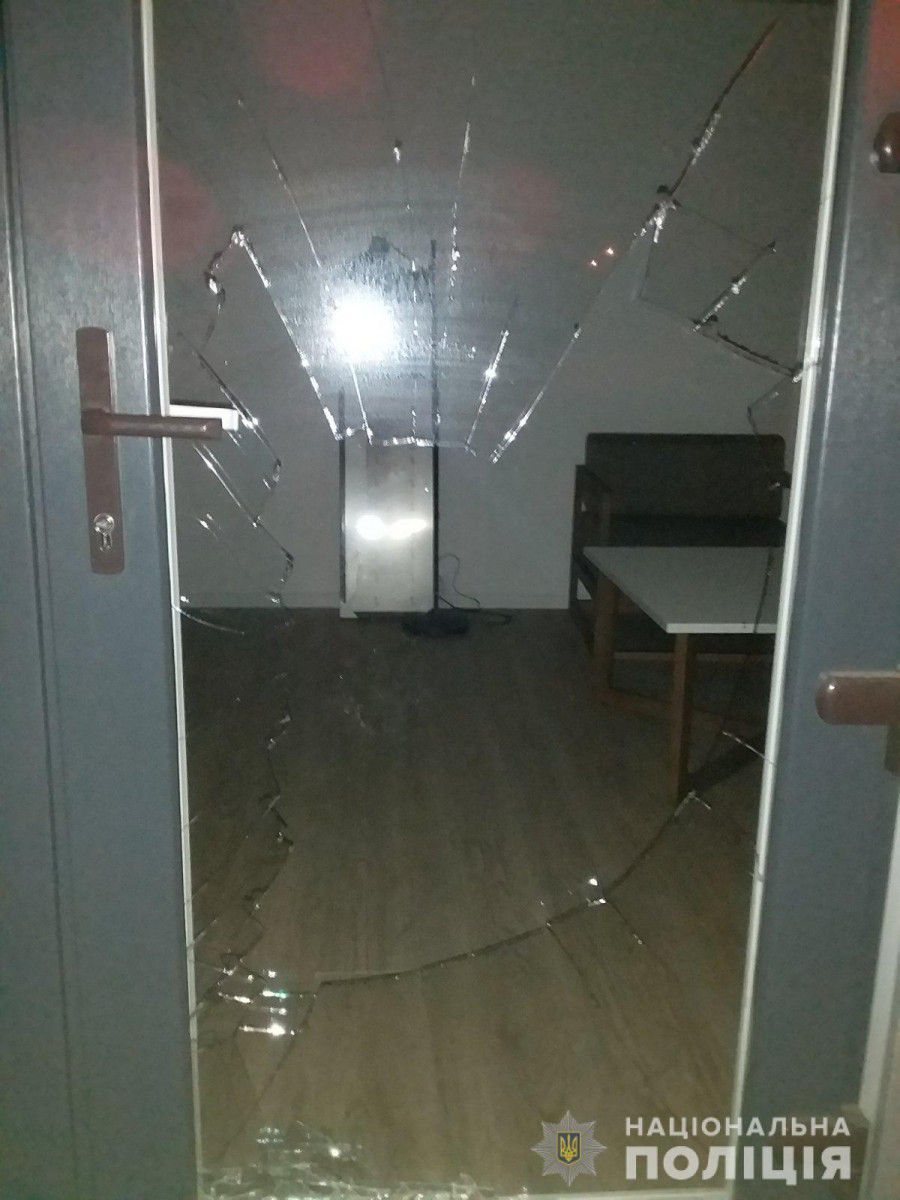 Грабіжник розбив віконний склопакет у приміщенні
