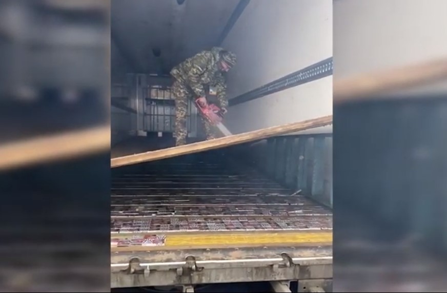 Прикордонникам довелось демонтувати конструктивні особливості вантажівки за допомогою бензопили та болгарки