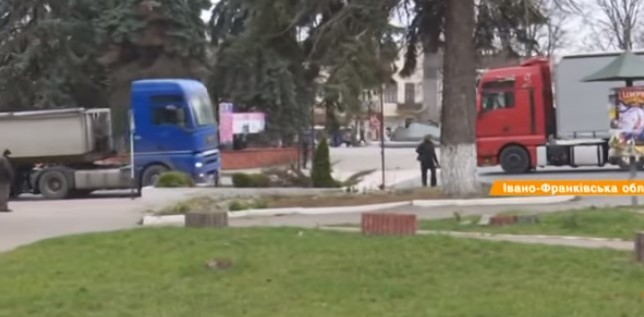 Вантажівки їздять містом Рогатин