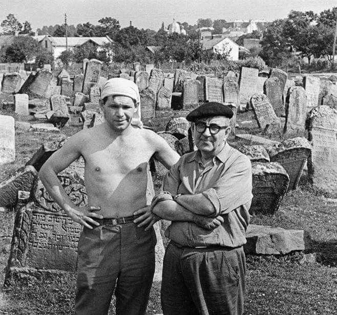 На світлинах  &mdash; експедиція Леопольда Левицького на єврейський цвинтар у Калуші 1965 року