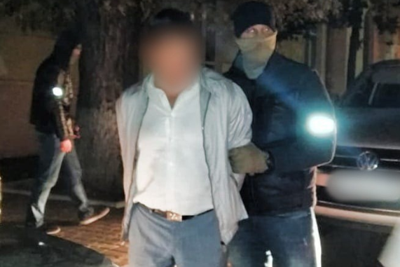 Підозрюваний з грошима планував покинути Україну у напрямку Сочі (Росія) | Фото: Пресслужба СБУ