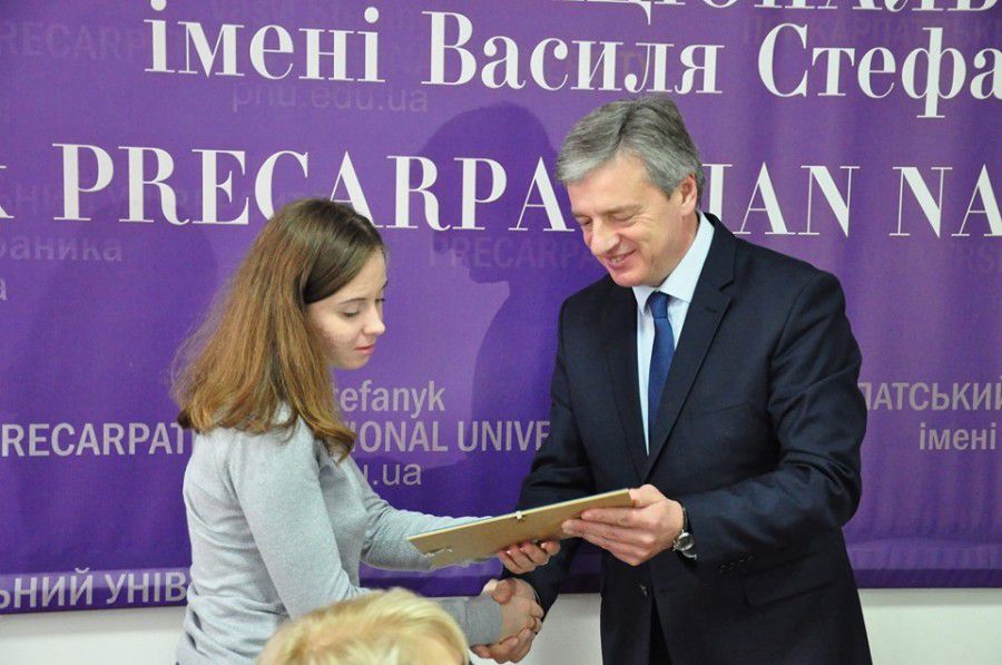 Сертифікати на отримання стипендії кращим студентам вручив ректор ПНУ Ігор Цепенда