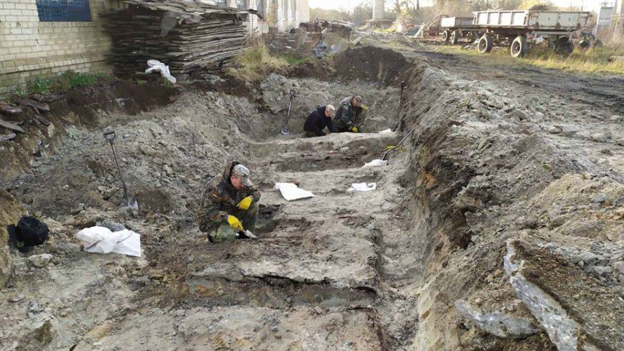 Загалом знайшли 14 останків у трунах та ящиках