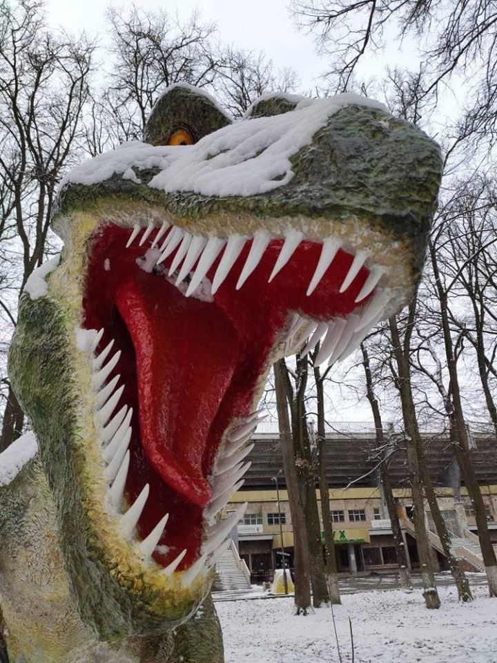 Десятеро військовослужбовців пошкодили скульптуру динозавра Тірекса. | Фото: Руслан Веселий