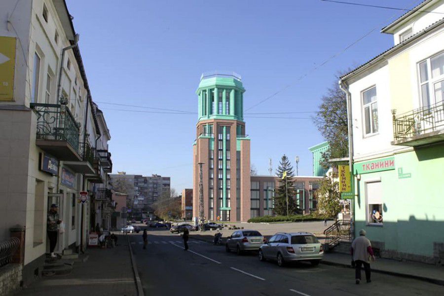 Фактично, судячи з графічних матеріалів, між готелем і будівлями, які хоче збудувати інвестор, площі як такої не залишит