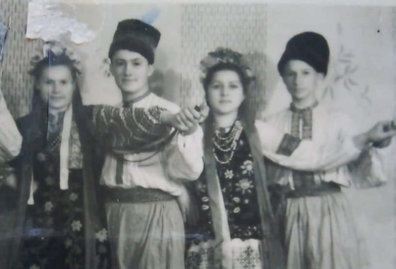 Шкільна танцювальна група. Перша ліворуч &mdash; Дарія Демків, яка танцювала в парі з Любомир Дяконом