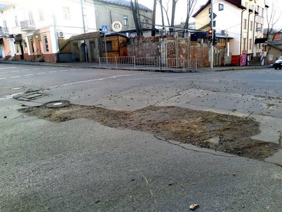 На дорозі посеред перехрестя &mdash; велика багнюка