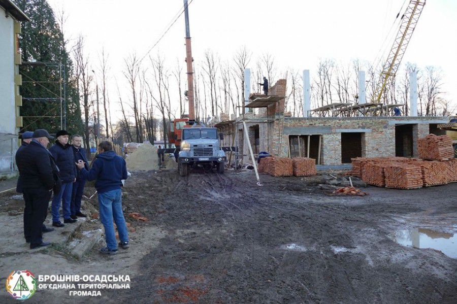 Будівельники завершують зводити стіни на 1-ому поверсі будівлі