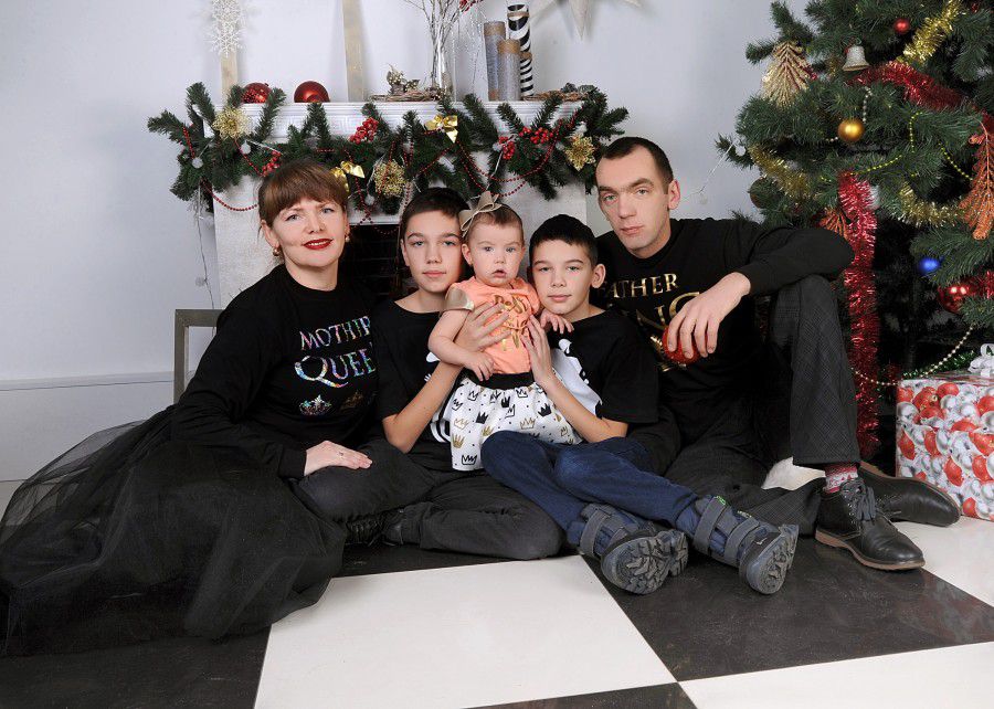 На думку Іванни Гусениці, краще сказати, що святий Миколай все ж існує, але через рідних і близьких приносить подарунки