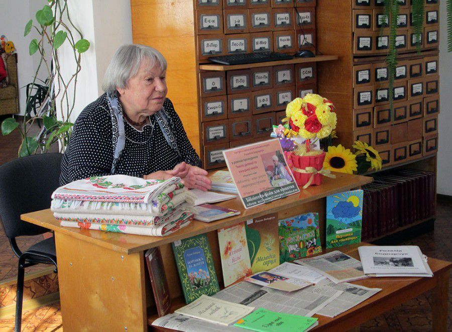 Розалія Боднарчук вишила для школярів вишиванки | Фото: із мережі