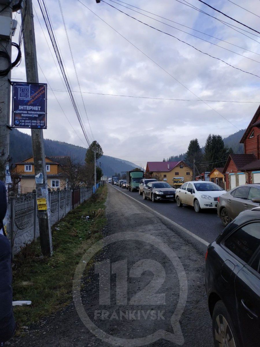 Близько 30-ти осіб безперервно рухаються по пішохідному переході | Фото: Чат 112