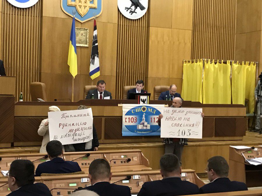 На засідання сесії прийшли працівники франківської станції швидкої, які виступають проти об&rsquo;єднання.
