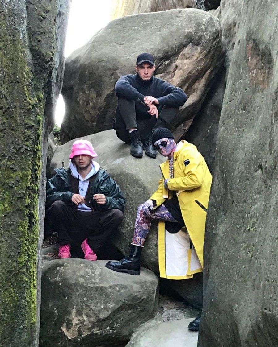 Зйомки кліпу тривали і вдень, і вночі, учасники навіть переборювали страх висоти.