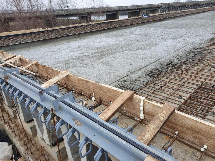 Будівництво моста виконують працівники фірми "ПБС"