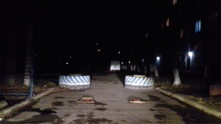 Великі шини на дорозі не дають можливості автівкам їхати через двір