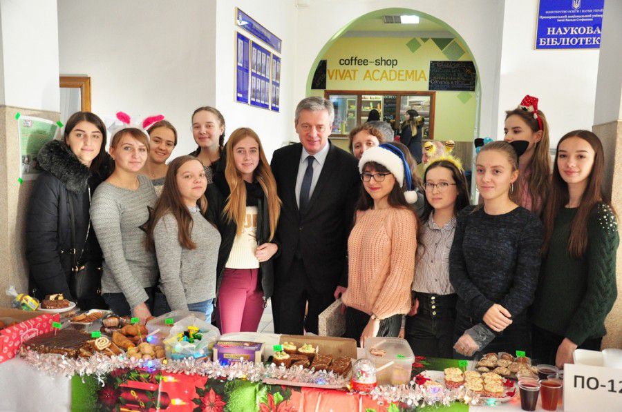 Щоб зібрати кошти, студенти організували ярмарок