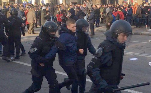 Через сутичку біля Верховної Ради між поліцією та учасниками мітингу проти ухвалення закону про ринок землі правоохоронц