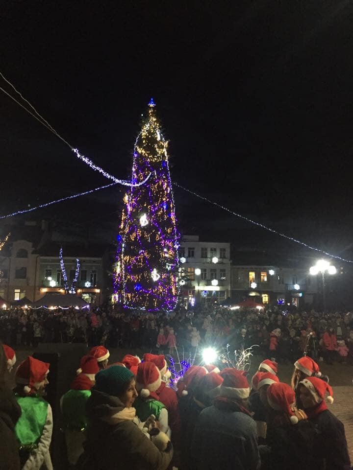 У Калуші святково засвітили головну новорічну красуню | Фото: Надія Перегінець