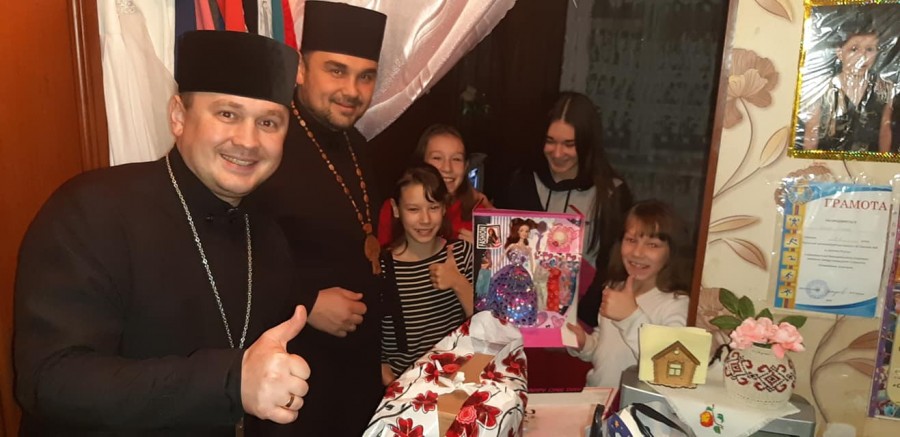 До другої ночі священники та волонтери розвозили подарунки для дітей | Фото: Іван Бігун