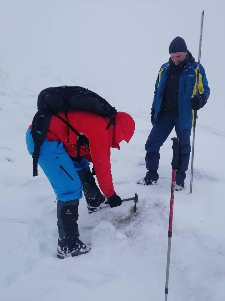 Металеві шести встановлюють для зимового орієнтування на гірських маршрутах