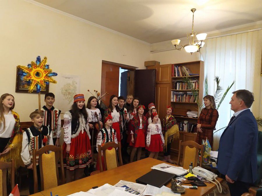 Школярі виконали різвяні колядки у кабінеті міського голови
