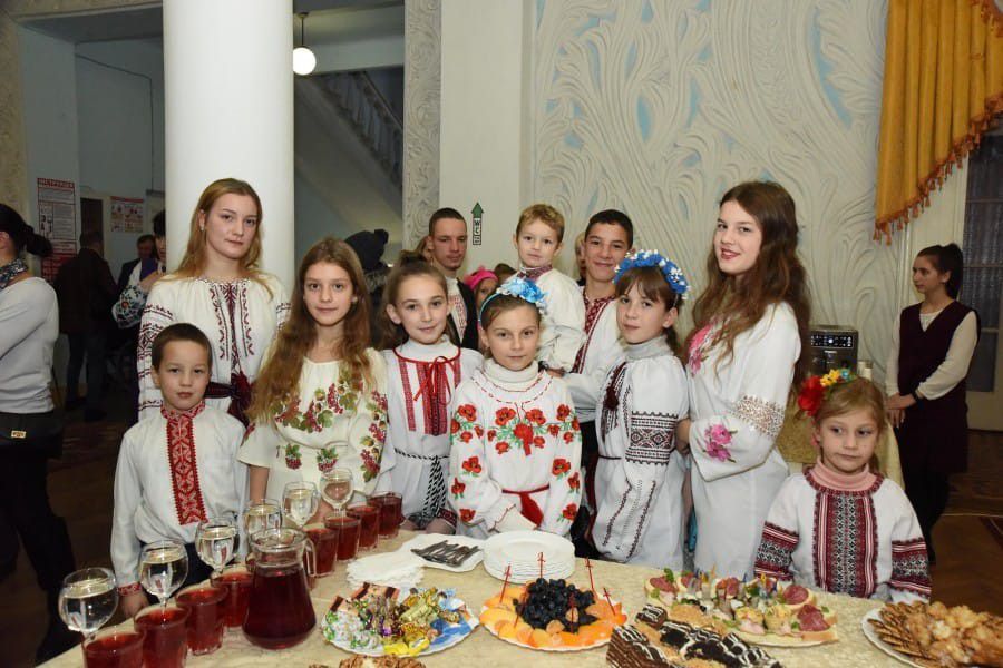 Діти Олега Бутусіна на святі в палаці культури "Мінерал" | Фото: Олег Бутусін