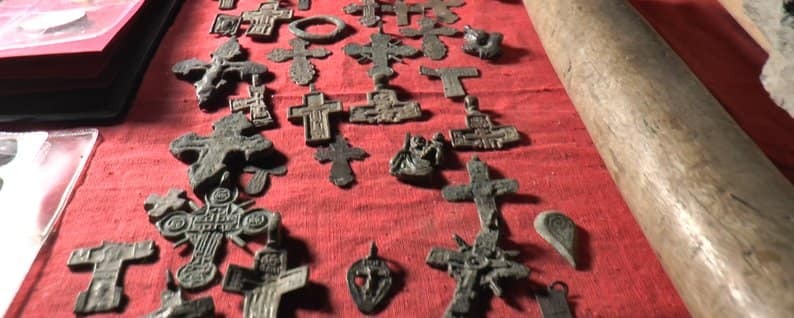 У мощевики запечатували мощі якогось святого. Енколпіони носили митрополити, князі, знатні воїни