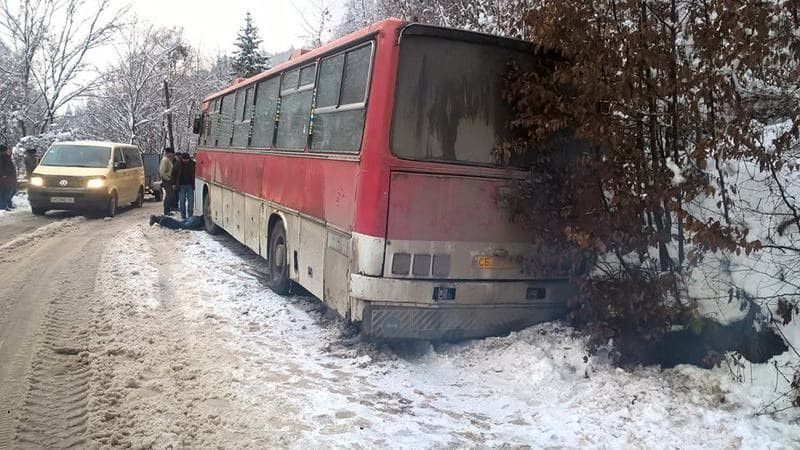 Ілюстрація. Унаслідок автопригоди двері автобуса були заблоковані