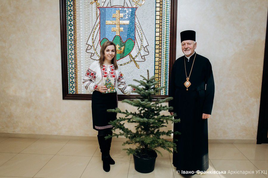 Переможниця конкурсу отримала живе деревце ялинки