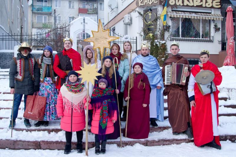 О 16.00 на площі Героїв біля головної новорічної ялинки відбудеться Різдвяний фестиваль &laquo;Прийшла коляда, відкривай