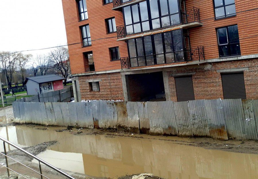 Навколо будівництва &mdash; болото, яке будівельний паркан не рятує