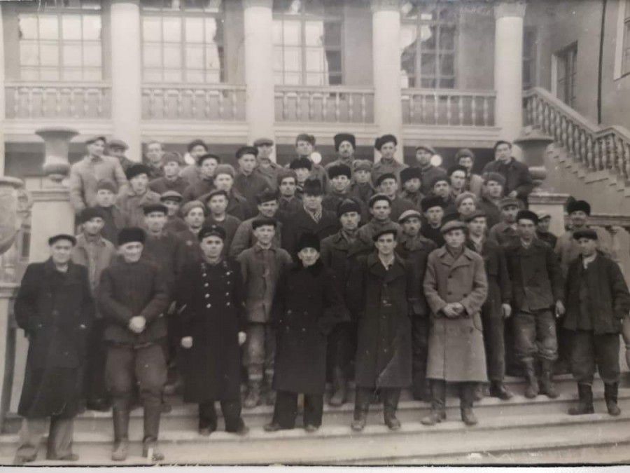 Будівельники одягнуті в робочі фуфайки, окремі &mdash; в пальто