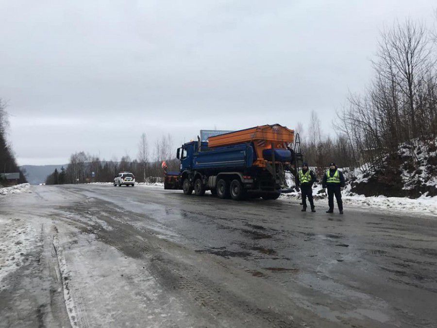 Від мокрого снігу на дорогах утворилася ожеледь