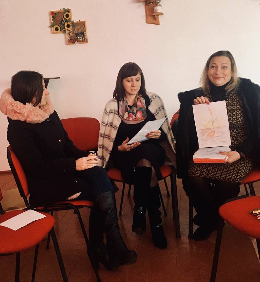 Тренер Ольга Милюзіна вручила учасникам воркшопу сертифікати