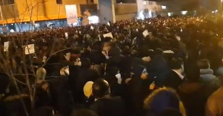 У мережі з'явилося відео, як у відповідь на гасла "Смерть диктатору" силовики застосовують зброю: чути зв