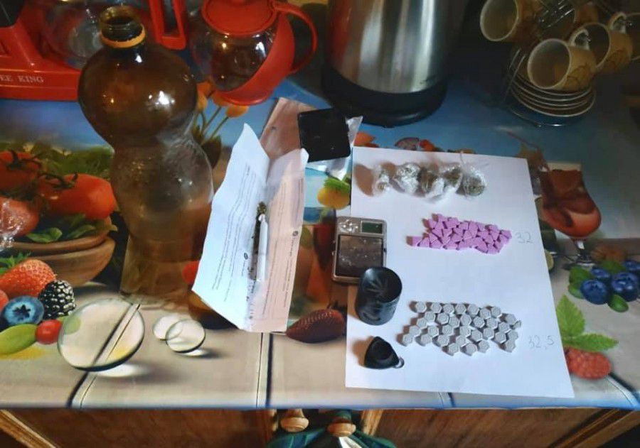 Мешканець Калуша зберігав удома заборонені наркотичні речовини