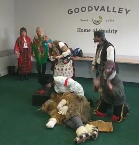 На свято Маланки молодь усю ніч щедрує, ходить із &laquo;козою&raquo;, водить переодягненого на Меланку парубка | Фото: 