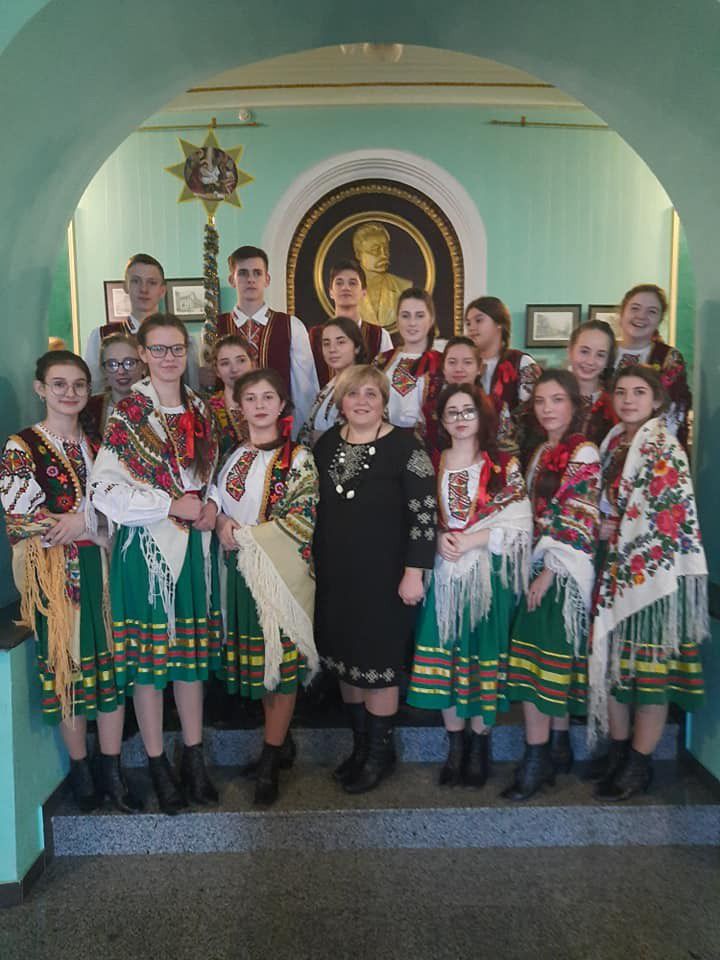 Участь у "Розколяді" взяли колективи "Різдвяні зорі" Калуської ЗОШ №3 та "Гармонія" Центру